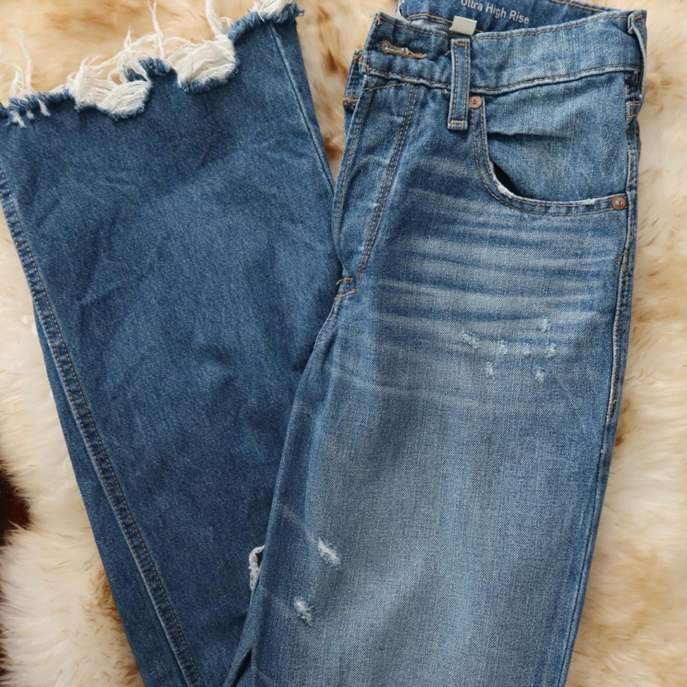 Ariat High Rise Blue Jeans with Distressed Detailing